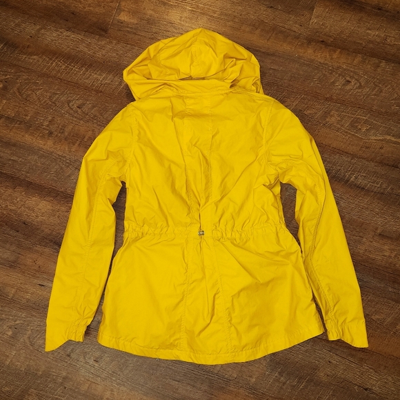 ATHLETA Outbound Anorak Classic Yellow Hooded Rain Jacket Women Sz S Cinch Back - Picture 3 of 7